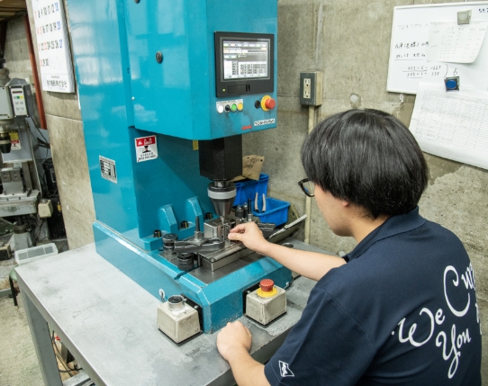 自社工場で一貫対応だから特殊蝶番のVA/VE提案も可能。短納期、低コストをサポートいたします。