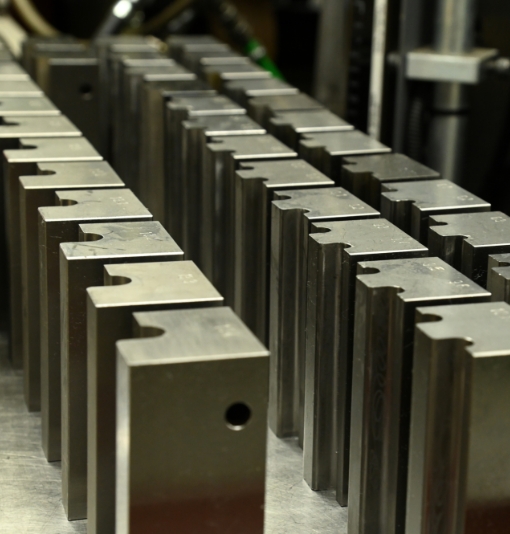 独自開発の専用金型による、高精度・高効率なカール加工技術